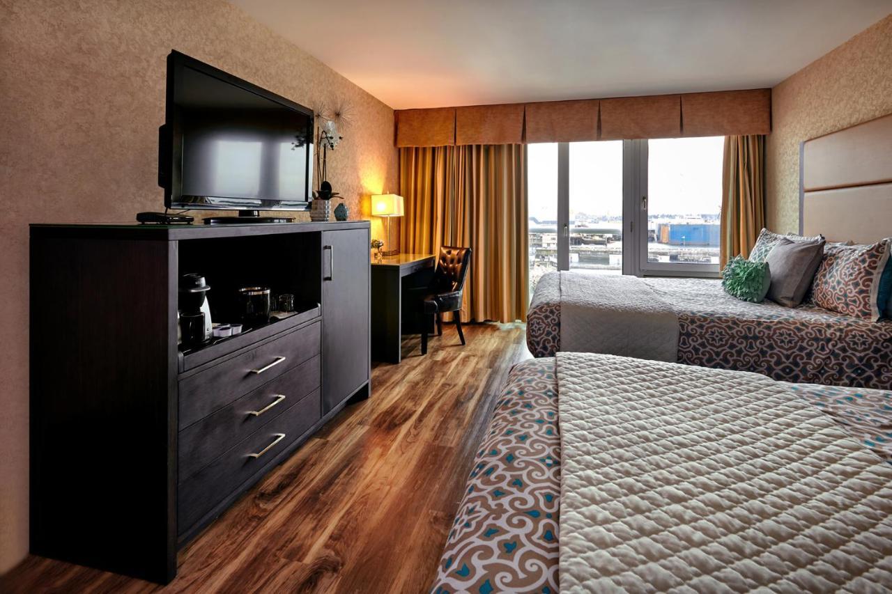 The Lonsdale Quay Hotel North Vancouver Room photo
